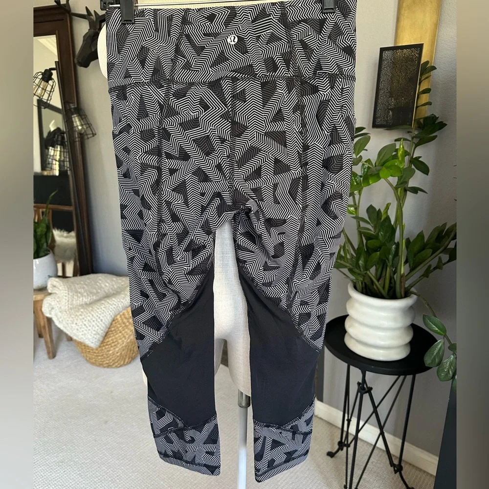 Lululemon Geometric Leggings, size 6 - Picture 4 of 10